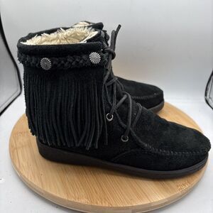 Minnetonka Womens Black Suede Fur Lined Ankle Boots Fringe Moccasin Lace Up Sz 7
